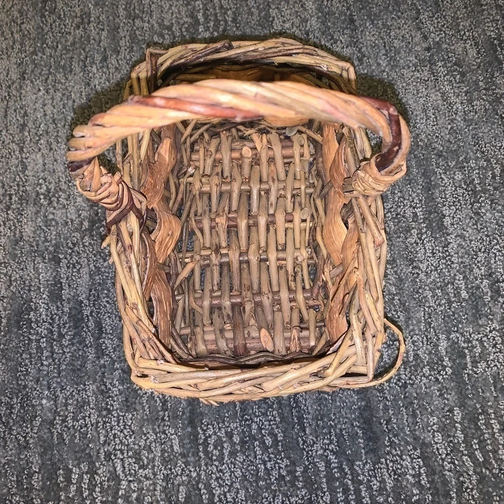 Small‎ vintage basket good condition